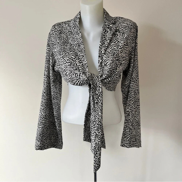NWT Dynamite Maeve Tie-Front Crop Satin Shirt Blouse Animal Print Texture  Sz XS - Picture 2 of 16